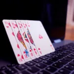 Jugar al póker On-Line: Variantes, normas y características